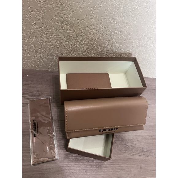 NWT Burberry Cat Eye Sunglasses – Full Set – Leather Tan Case – Logo Arms - Picture 5 of 6